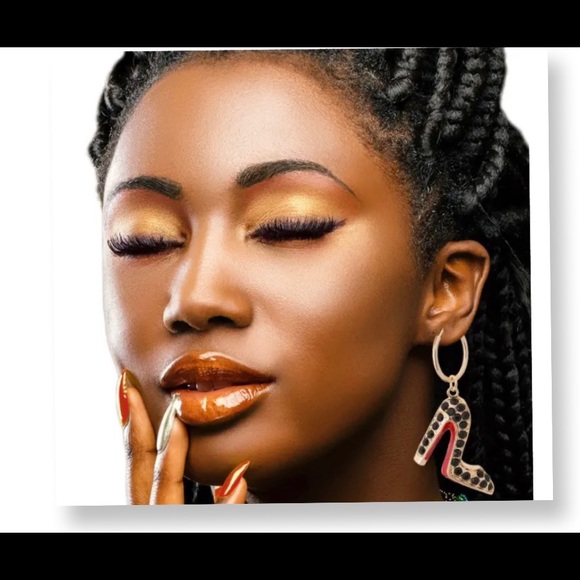 Gold Earring with a High Heel Black Rhinestone charm!🔥🔥 - Picture 2 of 4